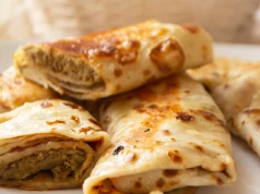 Zawijam farsz w cieniutkie naleśniki i podsmażam. Taki obiad smakuje wybitnie