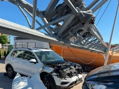 KALISZ: 20-metrowy żuraw runął na parking. Uszkodził samochody i fragment budynku