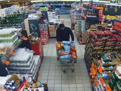 Co za tupet. Wyjechał z Biedronki z koszem wyładowanym kawą i chemią. Grupa kradła tak do dawna