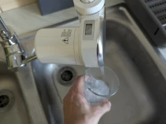 Filtr na kran to zbawienie. Dzbanek wyrzuciłem, bo już nie chciałem czekać