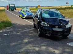 Zatrzymywali ją do kontroli drogowej, po chwili doszło do zderzenia pojazdów. Peugeot dachował
