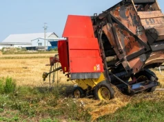 Pożar prasy w żniwa. Najczęstsze przyczyny i jak im zapobiec