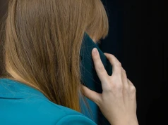 Jak rozpocząć rozmowę telefoniczną? Ekspert radzi, których zwrotów unikać