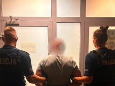 Pomachał do radiowozu. Policjanci sprawdzili jego dane i odkryli, że jest poszukiwany w Holandii