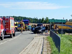 Poważne utrudnienia na DW 512. Zderzenie osobowki z ciągnikiem, droga jest zablokowana!