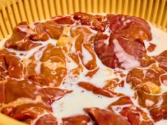 Włóż do niej wątróbkę przed smażeniem. Pozbawisz ją goryczki i będzie delikatniejsza w smaku