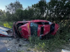 Audi roztrzaskane koło Nowogrodu Bobrzańskiego, kierowca uciekł. Szuka go zielonogórska policja (ZDJĘCIA)