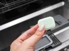 Pełna zmywarka, a tabletek brak. Te produkty mogą pomóc w awaryjnym myciu