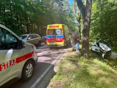 Groźny wypadek na trasie W610. Zderzyły się cztery auta, droga jest całkowicie zablokowana