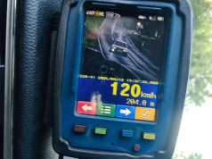120 km/h w obszarze zabudowanym, amfetamina ukryta w bieliźnie i poszukiwany pasażer, który podał dane brata