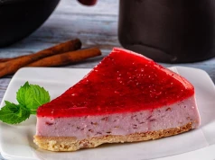 Sernik z malinami bez piekarnika. Delikatny, lekki i zachwycająco kremowy