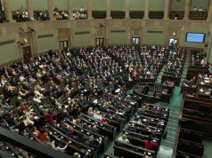 Sondażowy ból głowy koalicji rządzącej. Partie prawicowe uzyskałyby większość