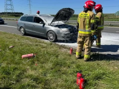 Pożar samochodu na obwodnicy Ostrowa Wielkopolskiego. Pomogli strażacy, którzy jechali trasą
