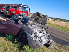 Droga wojewódzka nr 841 zablokowana po wypadku. Zderzyły się dwa auta