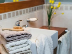 Hotelowy trik z ręcznikami działa też w domu. Łazienka od razu wygląda drożej