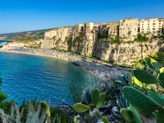 City break we włoskiej Tropei za 939 PLN 🌊☀️🇮🇹 Loty i noclegi z widokiem na morze 🩵