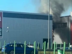 Pożar hurtowni z częściami do aut pod Warszawą. Ogień przedostał się na dach hali
