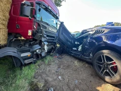 Groźny wypadek na DK57. Zderzyły się ciężarówka i samochód osobowy. Na miejscu komendant KM PSP Olsztyn
