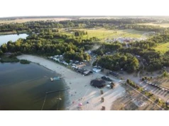 Zalew Stradomia Wierzchnia: piaszczysta plaża, kajaki i SUP-y. Zobacz ceny wypożyczalni i pola kempingowego przed wakacyjnym wyjazdem!