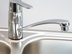 Żadna soda ani chemia. Przecinam na pół i pocieram kran. Po 15 minutach kamień znika