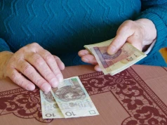 6938 zł miesięcznie dla seniorów po setnych urodzinach. ZUS wypłaca specjalne świadczenie