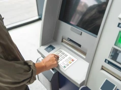 Bankomat za granicą może policzyć ci wakacje dwa razy. Uważaj na pułapki przewalutowania DCC
