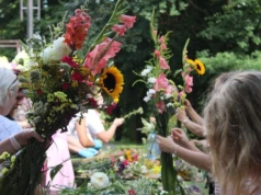 Etnobotaniczne warsztaty w Parku Staszica. Powstały bukiety na Matki Boskiej Zielnej