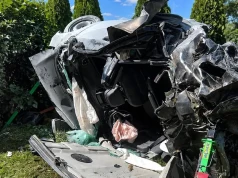 Samochód wypadł z drogi i uderzył w dom w Rgielewie. Kierowca trafił do szpitala