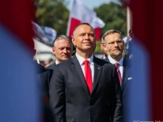 W Warszawie rozpoczęła się defilada wojskowa. Tłumy Warszawiaków obserwują przemarsz