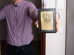 Komornik może zająć część pensji. Tyle pieniędzy musi zostać pracownikowi