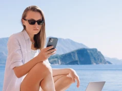 Stres nie bierze urlopu. Ponad połowa Polaków odpoczywa, myśląc o pracy