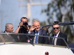 Tusk został wilkiem morskim! Garnitur, jacht i Bałtyk. Mamy zdjęcia