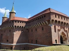 To nie ucieszy turystów. Barbakan zostanie częściowo zasłonięty