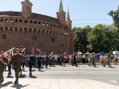 Święto Wojska Polskiego w Krakowie. Żołnierze przemaszerowali przez centrum, przy Barbakanie czekają kolejne atrakcje