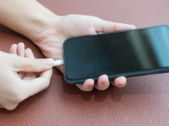 Nowe baterie robią różnicę. Smartfony coraz rzadziej proszą o ładowarkę