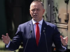 Święto Wojska Polskiego. Tusk o zdradzie i głupocie. Nawrocki: „Bóg, Honor, Ojczyzna, a nie SAFE”