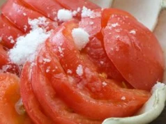Kuzynka złapała się za głowę, gdy zobaczyła, jak przyrządzam sałatkę z pomidorów. Teraz sama tak robi