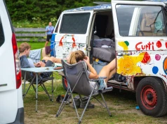 Koniec spania na ławkach i mycia się na ulicach. „Traktują nasze miasto jak wielki kemping”
