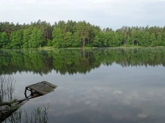 Dokąd warto wybrać się w pogodne dni? Zachęcamy do odwiedzenia malowniczego jeziorka w kształcie serca