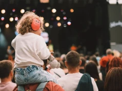 Czy małe dziecko może chodzić na koncert? Słuchawki nie zawsze dają pełną ochronę