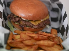 Burger Classic w Może Kebsa na Łężycy. Świetny skład, świetny smak i porządna porcja