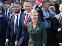 Nawrocka skradła show podczas defilady. „Dobry wybór dla blondynki”