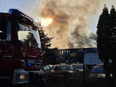 Pożar składu samochodów w Rożdżałach. Ogień objął kilka pojazdów
