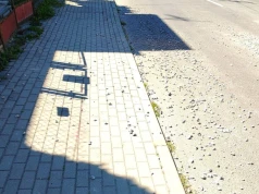 Kamienie strzelają spod kół aut, nikt tego nie posprzątał. Groźna sytuacja po pracach wodociągowych w Rzeszowie