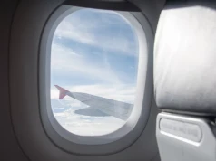 Odsłonięcie rolet w samolocie jest konieczne. Pilot tłumaczy, dlaczego