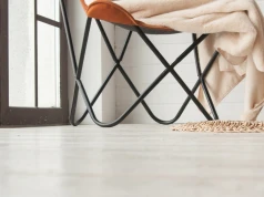 Beton dekoracyjny odchodzi do lamusa? Coraz więcej osób wybiera podłogi inspirowane naturą
