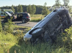 Zderzenie Mercedesa z Toyotą. Auto dachowało w przydrożnym rowie
