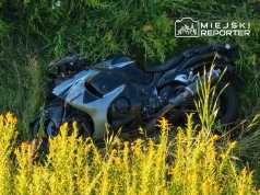 Zderzenie motocykla z oplem na A2. Jednoślad wpadł do przydrożnego rowu, motocyklista w szpitalu