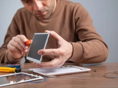Co zrobić, gdy pęknie szybka w telefonie? Naprawa czy wymiana?