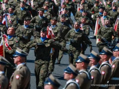 "Żołnierze stali nieruchomo w pełnym słońcu". Poseł oburzony po defiladzie